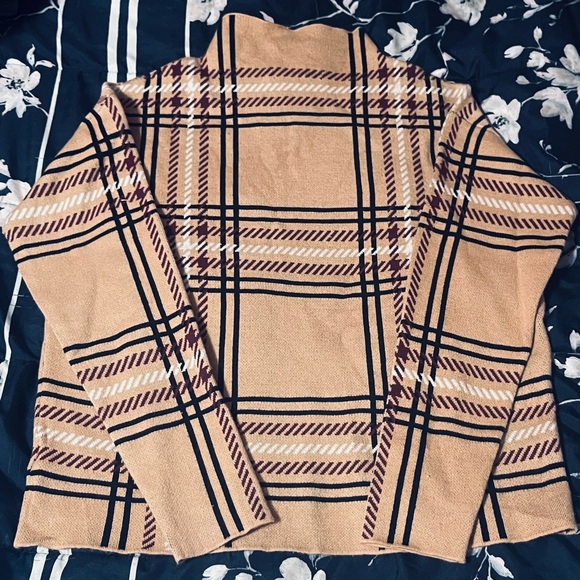 Tahari Jackets & Blazers - Tahari Tan and Black Knit Sweater